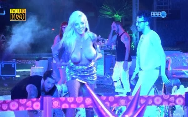 Clara Aguilar mostrando os peitos na festa do BBB14