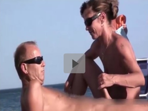 Safada bate punheta pro namorado na praia