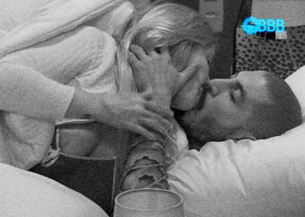 Aline pagando peitinho na pegação debaixo do edredrom no BBB15