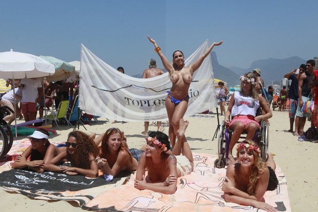 Fotos das gostosas fazendo topless na Praia de Ipanema