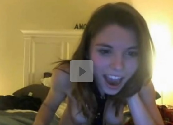 Ninfeta taradinha se masturbando e gozando na webcam