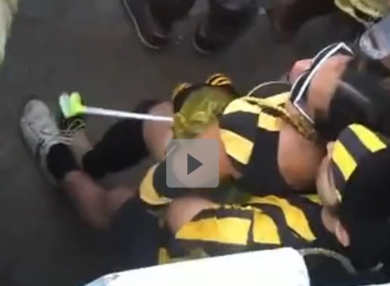 Casal transando e fodendo na rua no carnaval