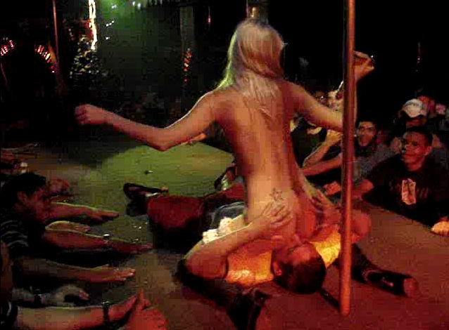 Fernandinha Fernandez fazendo putaria na boate de strip