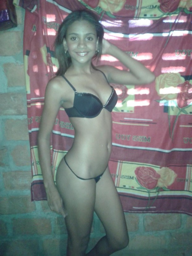 Caiu na net com morena novinha carioca pelada nas fotos