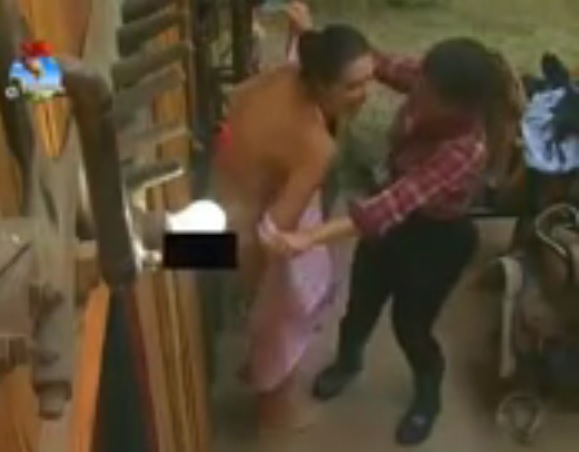 Débora Lyra pelada na Fazenda ao trocar de roupa