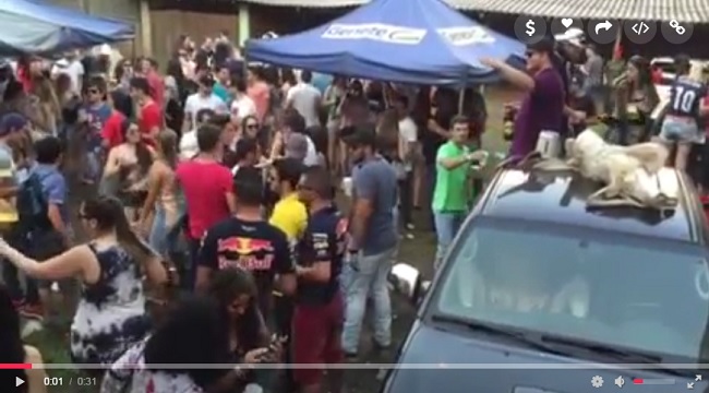 Tem um casal fodendo no meio da galera nessa festa