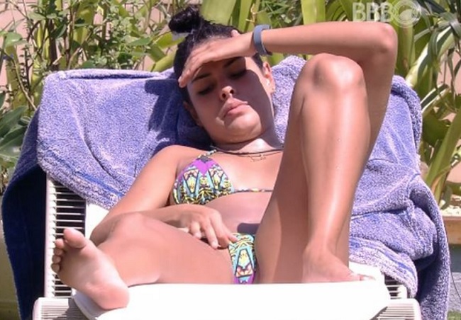 Gostosas tomando sol de bikini na piscina do BBB16