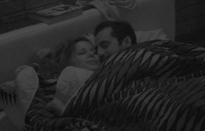 Maria Claudia a cacau fodendo com o Matheus debaixo do edredom no BBB16