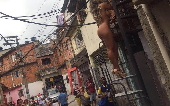 Fotos e vídeos amadores da Mulher Melão pelada na favela (5)