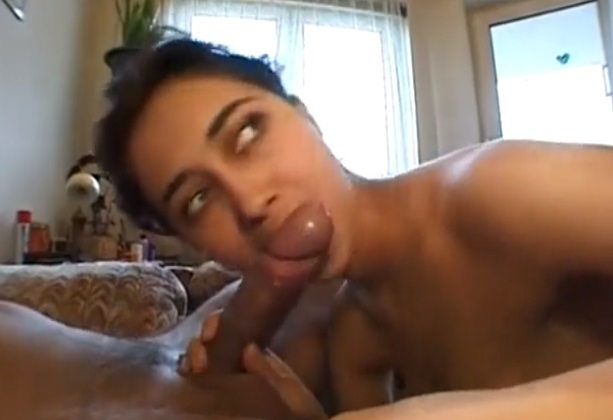 Peituda gostosa safada fazendo a festa com vários amigos liberando geral